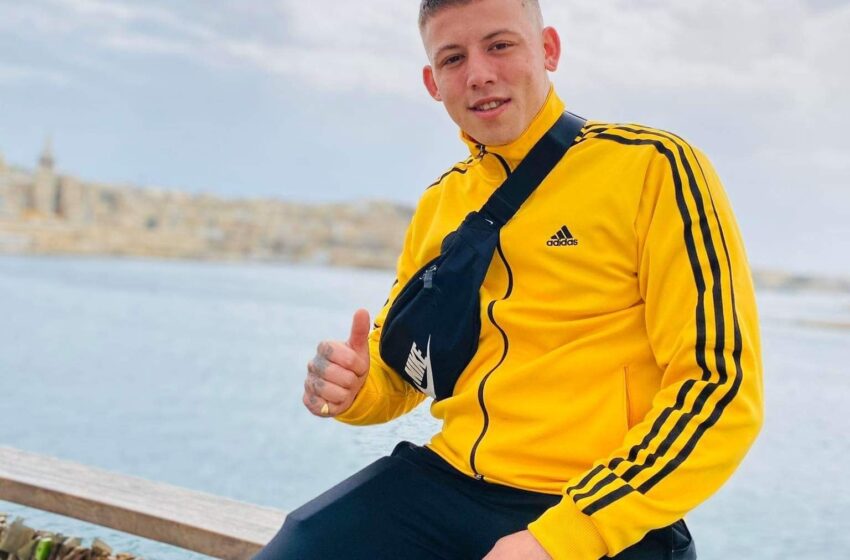  Bil-Filmat: Jiffilmjawh Jilgħablu Daqqa Ġo Widnejh U Jidħaq…