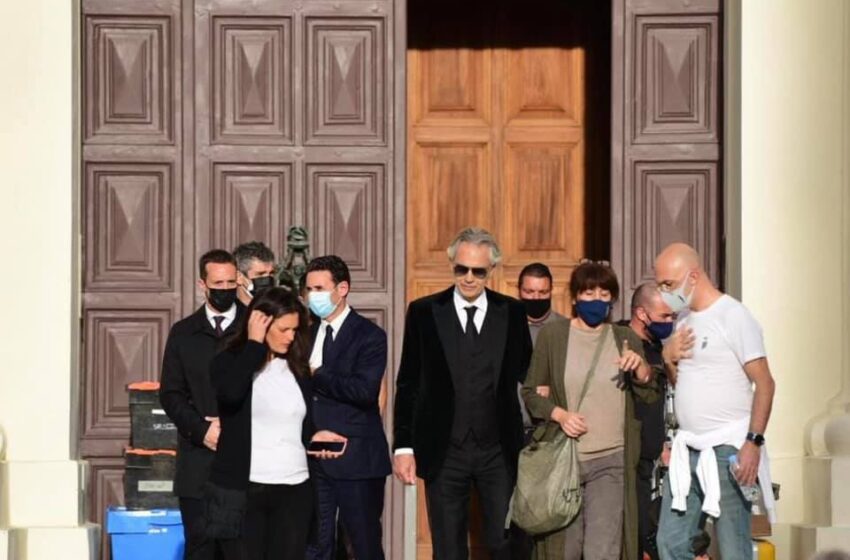  Għaliex Andrea Bocelli Bla Maskra?