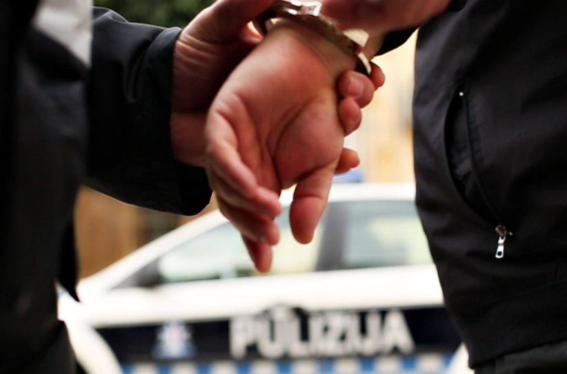  Pulizija Jidħlu F’Dar Wara Rapport U Jsibu Ħalliel Jistaħba Wara S-Sufan