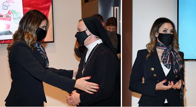  Erbat Itfal Li Jgħixu Fi Djar Residenzjali Jiddisinjaw L-Kartolini Tal-PM u S-Sinjura Abela
