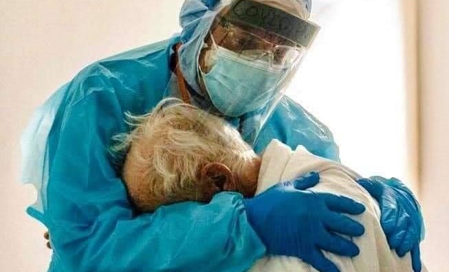  Raġel F’Dar Ta’ Rijabilitazzjoni Jibki Minħabba S-Solitudni. Jixtieq Ikun Ma’ Martu, Uliedu u N-Neputijiet