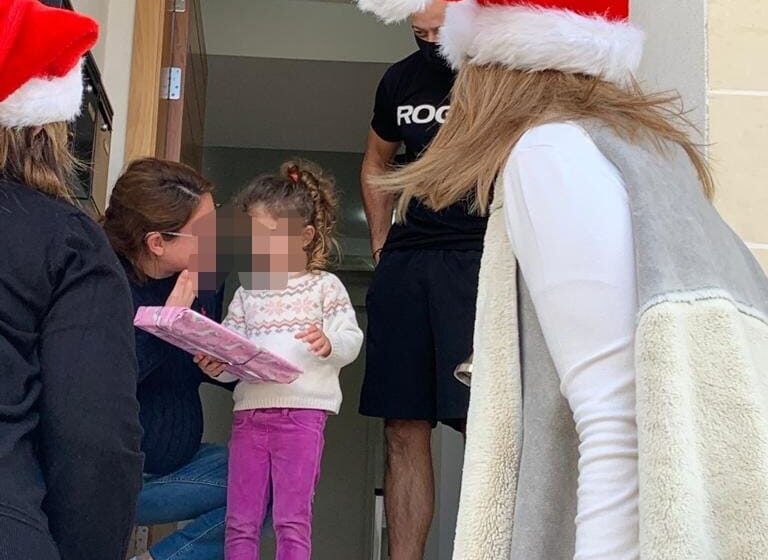  Il-Familji Milquta B’Mard Rari Sabu Sorpriża Tistenniehom Wara L-Bieb!