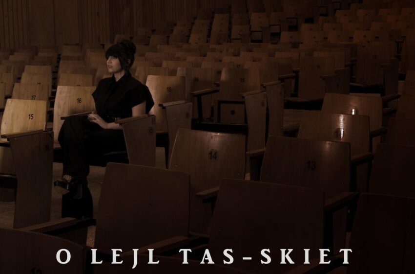  Bil-Filmat: Amber B’Interpretazzjoni Mill-Isbaħ Ta’ O Lejl ta’ Skiet