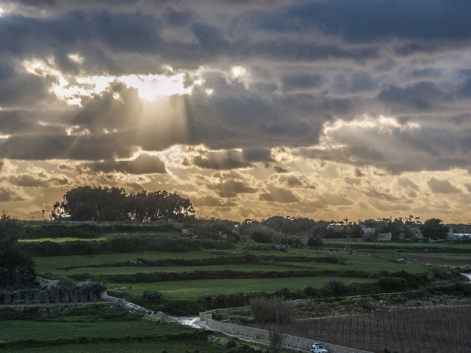  Mil-Lum Jibdew Jittieħdu L-Irwiegel Minn Xi Bdiewa Sabiex Ibassru T-Temp Ta’ Kull Xahar Għas-Sena D-Dieħla