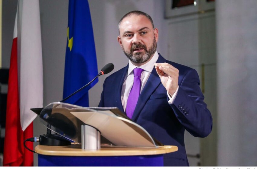  Għaliex Il-Ministru Owen Bonnici Qed Jilbes Ingravata Vjola?