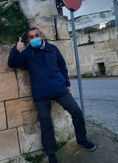  “Sħana Jew Kesħa Lawrence Jsellmilna Waqt Li Jidderieġi T-Trasport…”