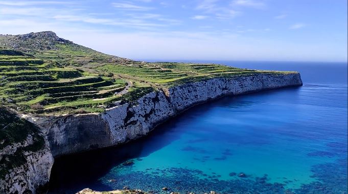  Filmat: Fomm Ir-Riħ B’Veduti Sbieħ U Bajja Iżolata – Ġieli Mort?!