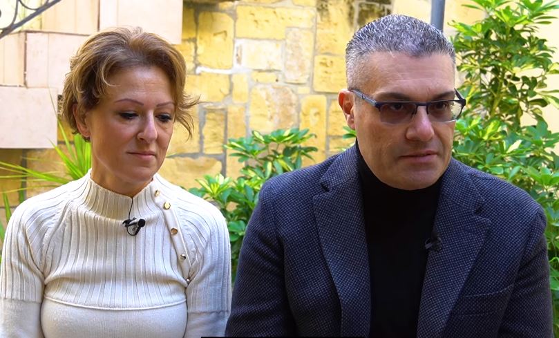 Filmat: M’Għandhomx Tfal U Illum Qed Jirrakkuntaw L-Esperjenza Tagħhom Sabiex Jgħinu Koppji Oħra