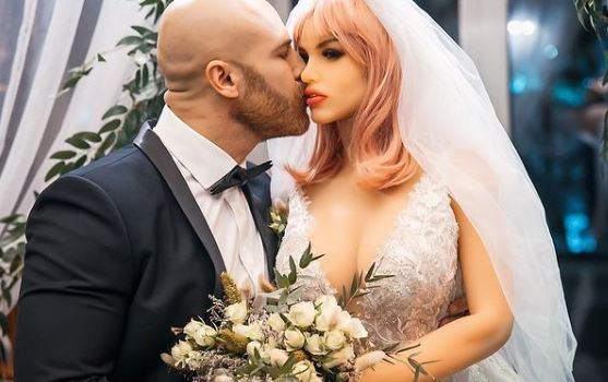  Qalbu Maqsuma Wara L-Pupa Tas-Sess Tiegħu Nkissret Ftit Wara Li Żżewwiġha