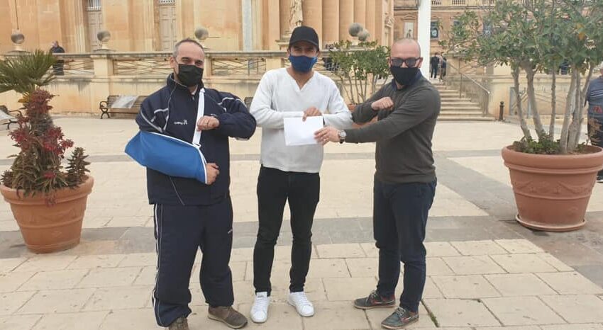  Il-Ġurnalist Tal-Isport Antvin Monseigneur Jippreżenta €1,000 Biex Luca Jieħu L-Kura kontra L-Kanċer