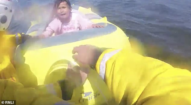  Salvata Tifla Wara Li Nqata’ L-Ħabel Tad-Dinghy