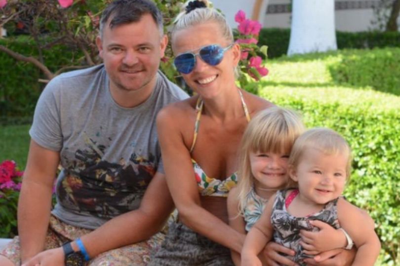 Żewġ T’Tfal Żgħar U Omm Jiffaċċjaw Realtà’ Iebsa