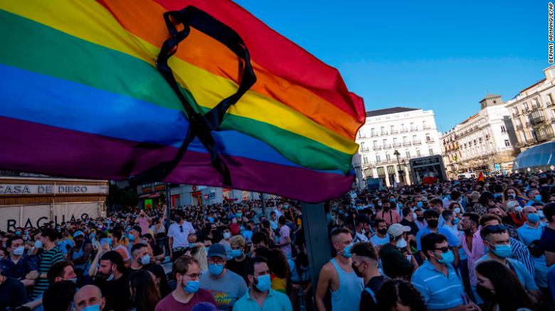  Protesti Kbar Fi Spanja Wara Li Raġel Omosesswali Gie Msawwat Għall-Mewt