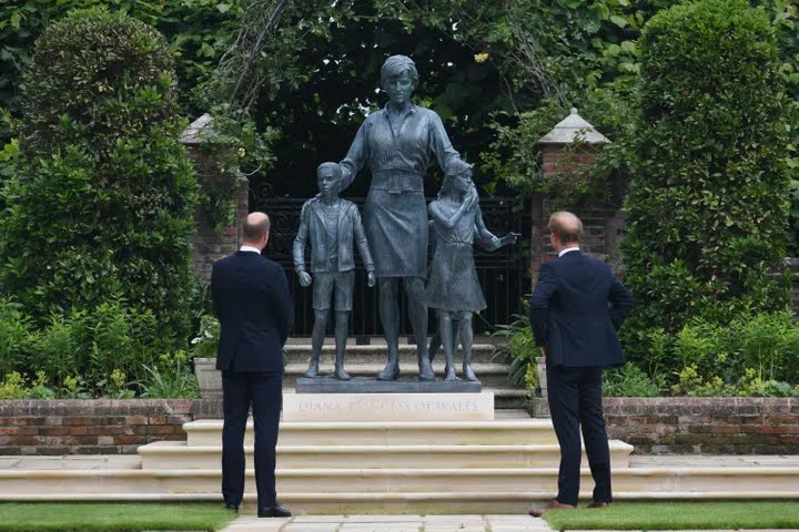  William U Harry Jergħu Flimkien Waqt Il-Kxif Tal-Monument T’Ommhom