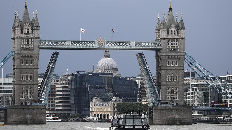  Il-London Tower Bridge Jeħel U Jibqa’ Miftuħ