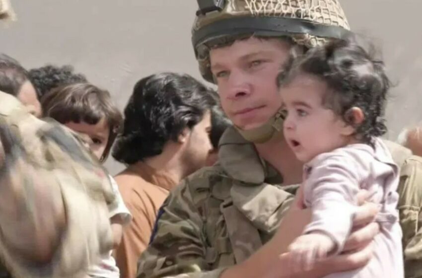  Bil-Filmat: Ommijiet Iddisprati Fl-Afganistan Iwaddbu T-Trabi Tagħhom Minn Fuq Barbed Wire