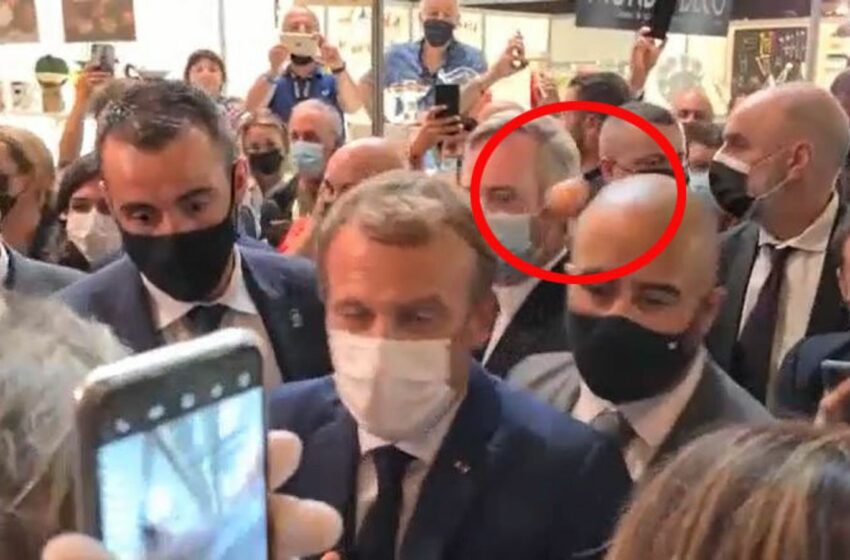  Bil-Filmat: Raġel Iwaddab Bajda Lill-President Franċiż Bi Protesta