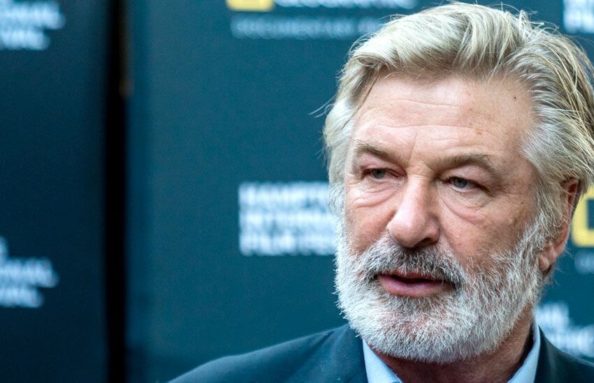  Bil-Filmat: L-Attur Alec Baldwin Joqtol Lid-Direttur Tal-Fotografija Fuq Set Ta’ Film B’Pistola Maħsuba Finta