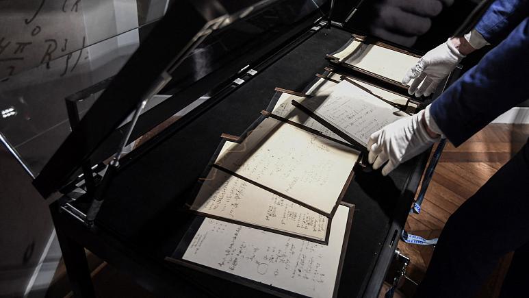  Dokumenti Miktuba Minn Albert Einstein Inbiegħu F’Irkant Għal €11.6 Miljun