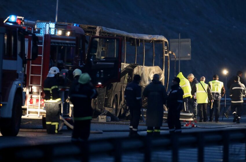  45 Persuna Mietu Wara Li Xarabank Li Kienu Qed Jivvjaġġaw Fuqha Ħadet In-Nar Fil-Bulgarija