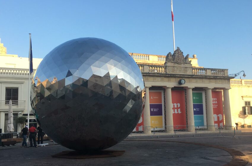  Enlightened Universe – Sfera Li Tivvjaġġa Fi Bliet Differenti Biex Timmarka Jum In-Nazzjonijiet Uniti