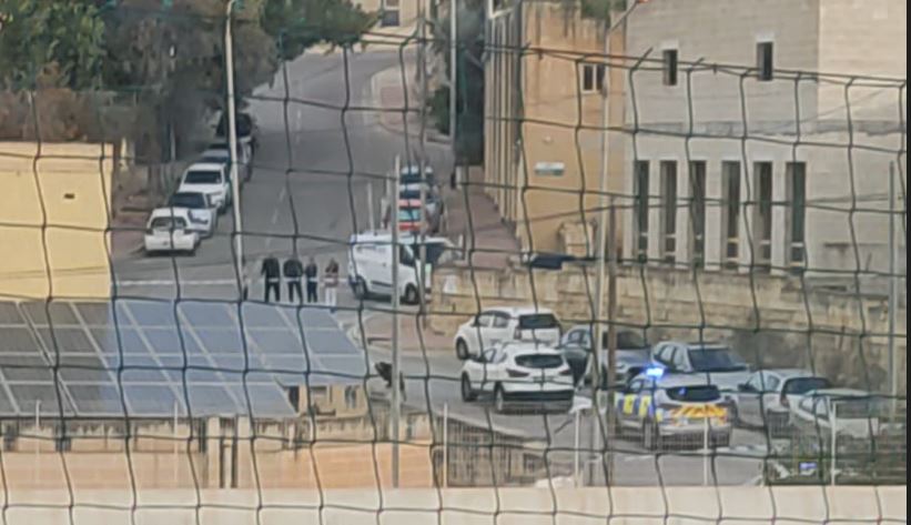  Tinqatel Mara B’Arma Tan-Nar Fit-Telgħa Ta’ Wara L-MCAST F’Raħal Ġdid